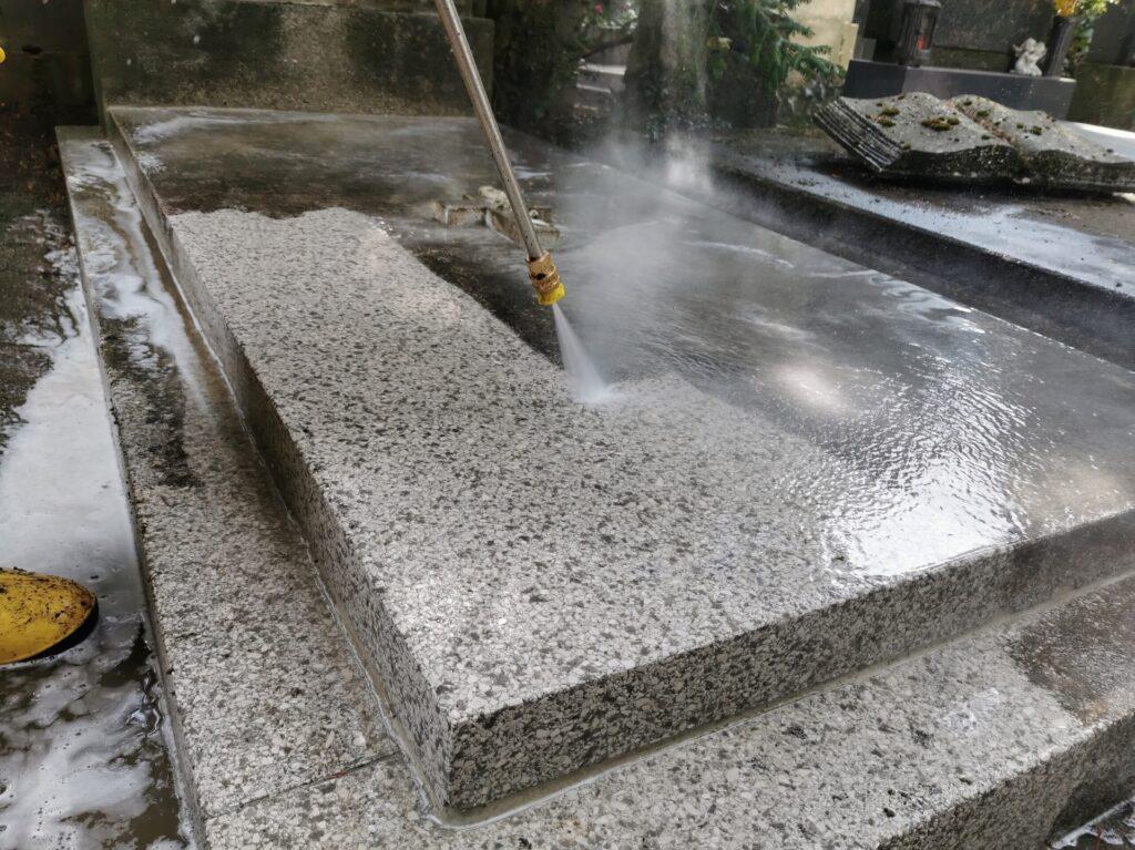 Druckreinigung von Granitoberflächen auf einem Grabmal