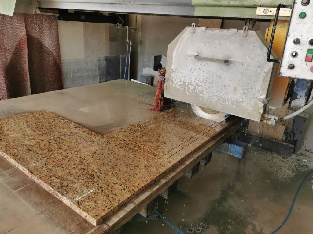 Granitschnittmaschine bei der Arbeit in einer Werkstatt