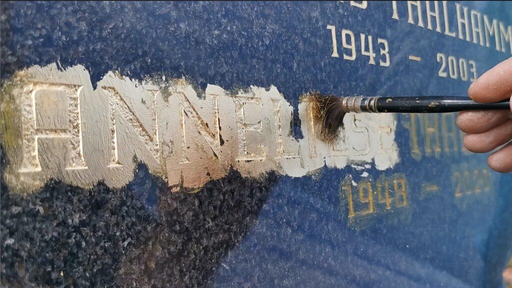 Detailansicht einer Grabplatte mit dem Namen 'Anneli' während der Bearbeitung
