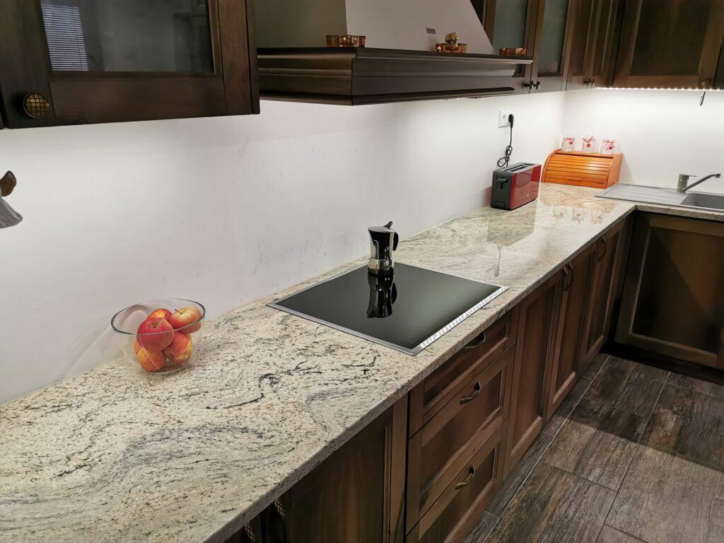 Moderne Küche mit Granit-Arbeitsplatte und Obstschale