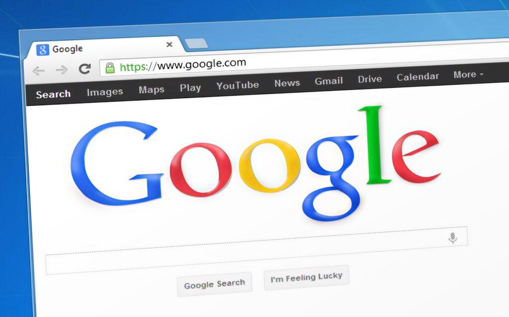 Screenshot der Google-Startseite mit buntem Logo und Suchleiste